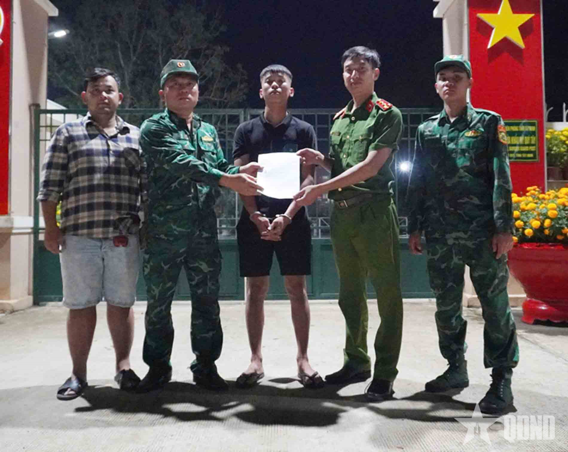 Đồn Biên phòng Cửa khẩu Mỹ Quý Tây phối hợp vận động nghi phạm liên quan vụ án giết người ra đầu thú